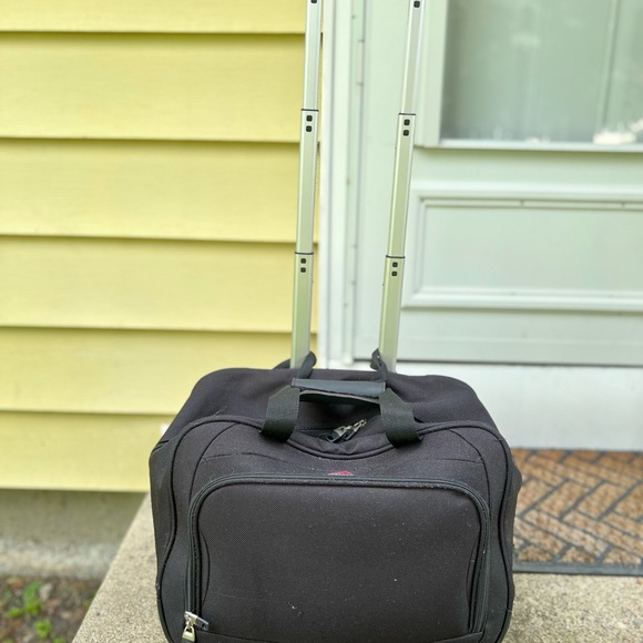 American Tourister Luggage - Picture 4 of 6